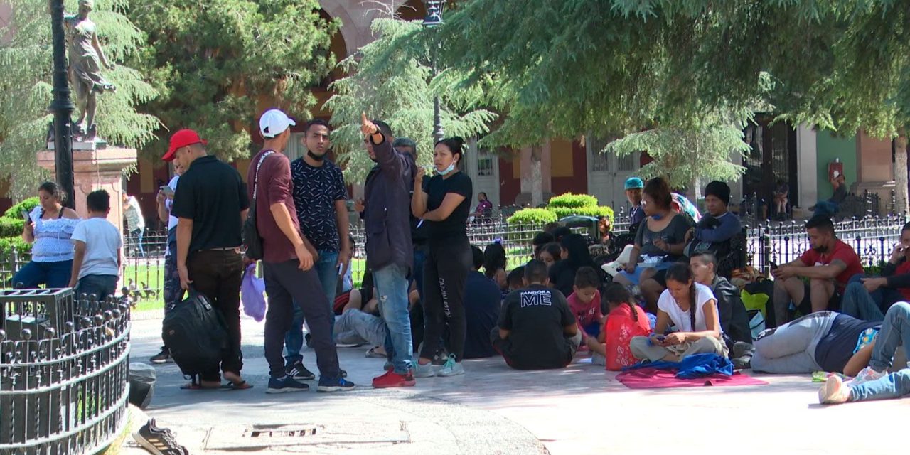 Se manifiestan migrantes en Plaza de Armas