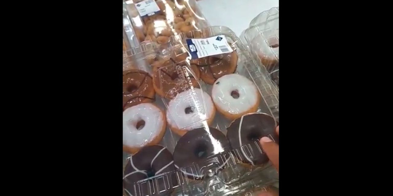 Cliente graba moscas en paquete de donas de Sam´s Club (video)
