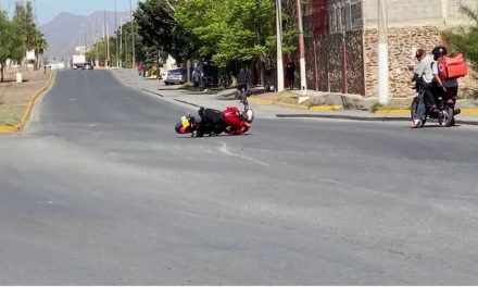 Taxista derriba a motociclista en bulevar Fundadores en Saltillo