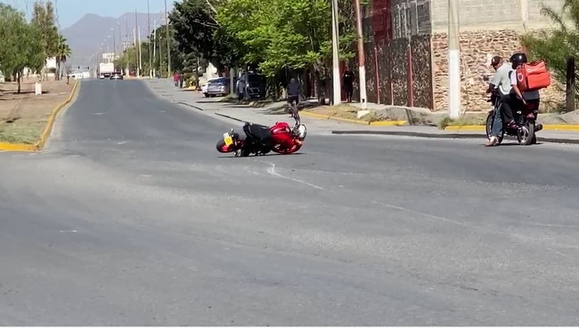 Taxista derriba a motociclista en bulevar Fundadores en Saltillo