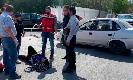 Se impacta motociclista contra vehículo que le quitó derecho de paso en bulevar Coss