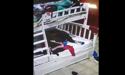 Niñera es grabada maltratando a pequeñito de 4 años (video)