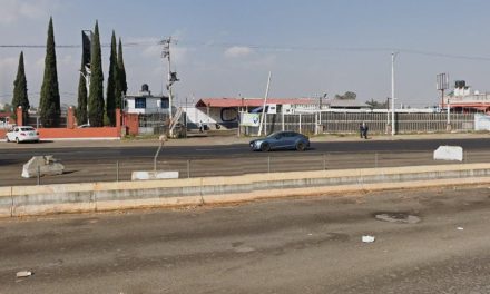 Padre de familia baja a su pareja en plena carretera, se arranca y sufre volcadura donde muere su hijo