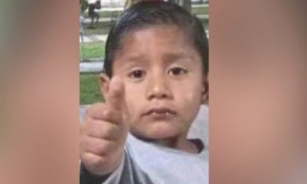 Su mamá le quita el celular a niño de 5 años en Coahuila y huyó de su casa