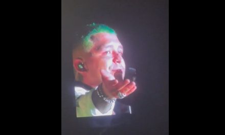 No soy un humano de mier…Nodal rompe en llanto durante concierto (video)