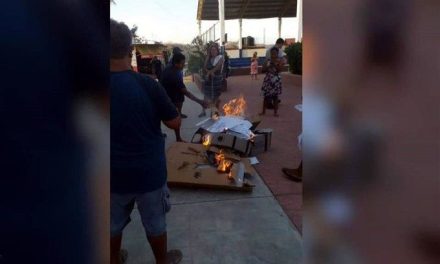 Pobladores de Oaxaca queman casillas y boletas electorales… todo para exigir apoyo tras el paso de Agatha