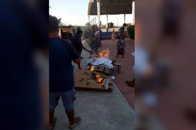 Pobladores de Oaxaca queman casillas y boletas electorales… todo para exigir apoyo tras el paso de Agatha