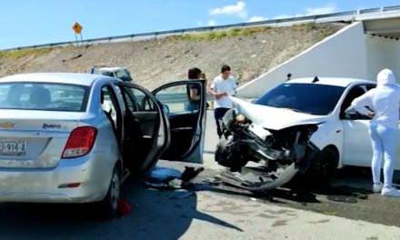 Chocan de frente en la carretera Parras-Paila, hay tres heridos