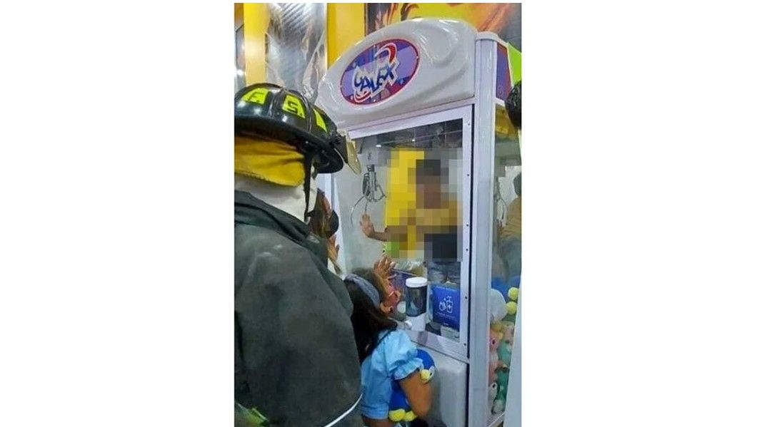 ¿Cómo lo hizo? Niño se queda atorado adentro de una máquina de peluches en la CDMX