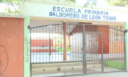 Regresaron alumnos a la Baldomero de León, controlan plaga de garrapatas