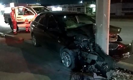 Mujer bajo los influjos del alcohol frena su carrera en un poste de Saltillo