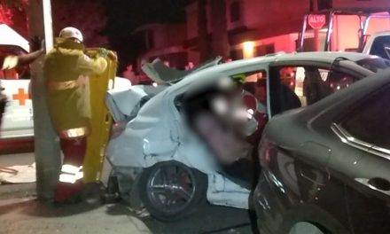 Mujer queda atrapada entre los fierros de su coche tras accidente en Saltillo