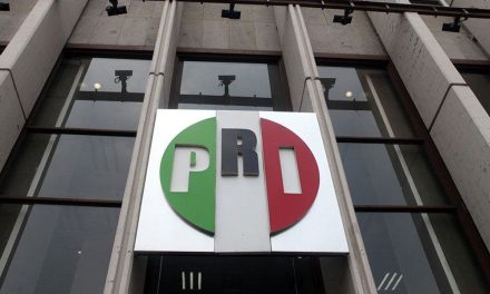 La iniciativa de Morena para prohibir que el PRI use el verde, blanco y rojo en la bandera