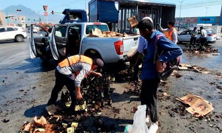 Se voltea camión  y se arma la rapiña de caguamas en Monterrey