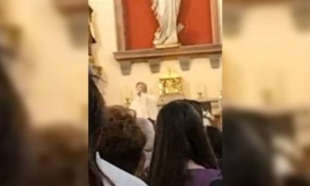 Sacerdote se hizo viral por hacer la misa borracho… ahora tuvo que renunciar