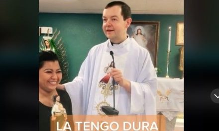 ‘La tengo dura mi vida’; sacerdote extranjero no entiende doble sentido y es ‘comido’ por feligreses