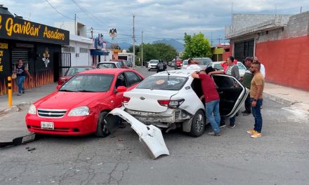 Taxista quita derecho de paso y provoca choque en la Zaragoza