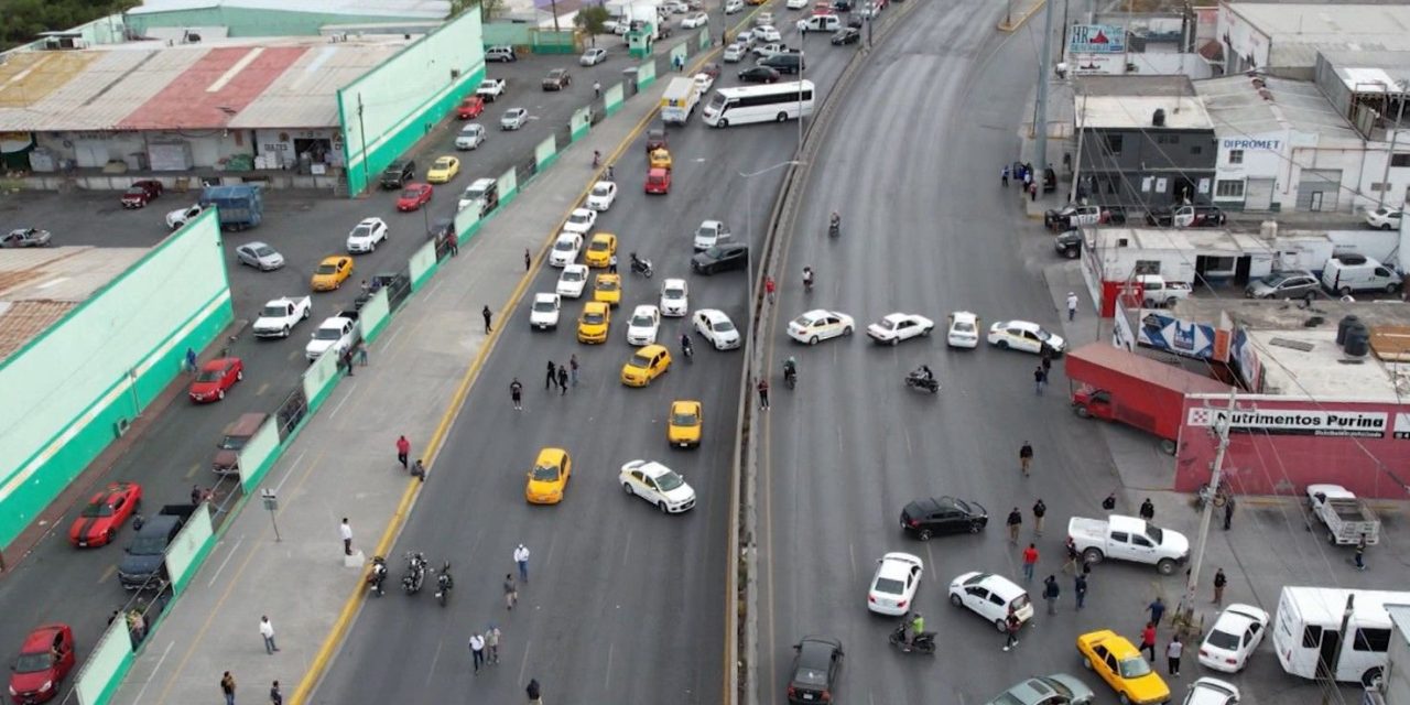 Taxistas bloquearon el Periférico de Saltillo