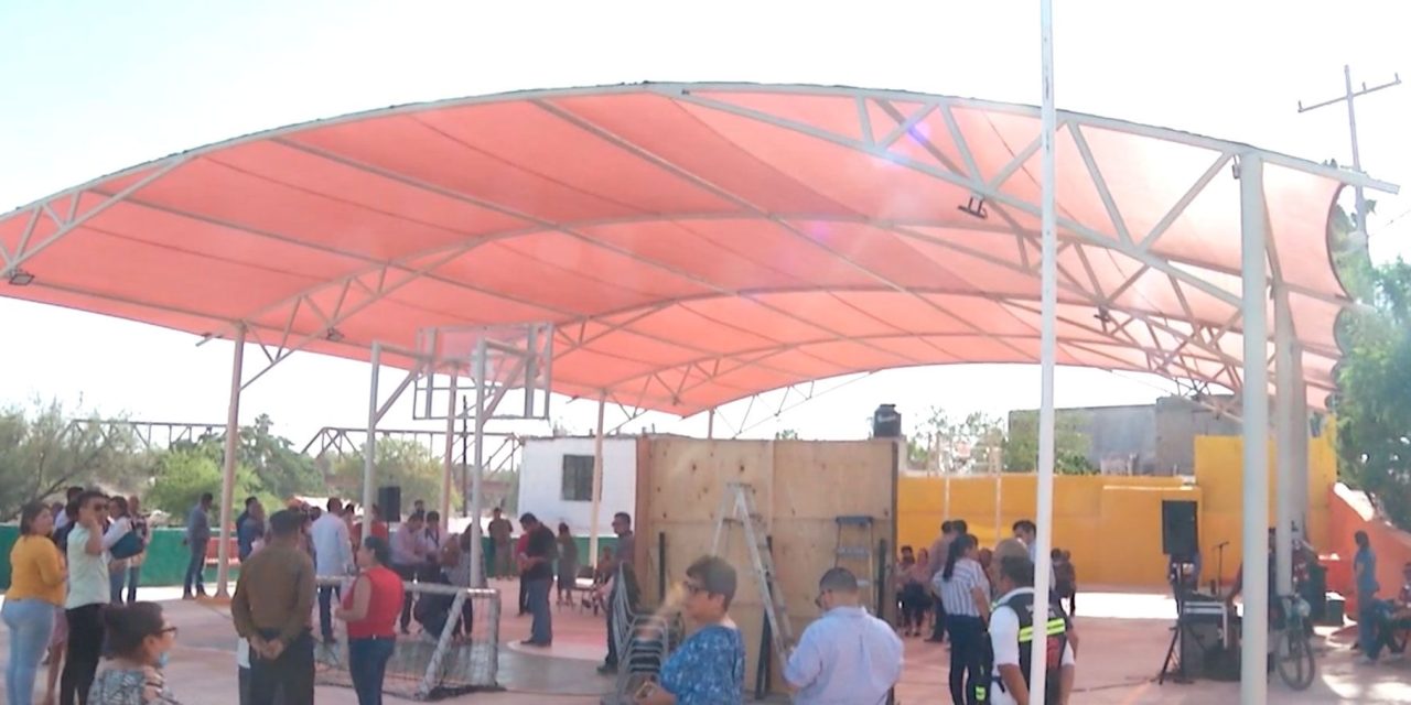 Román Cepeda entrega techumbre en colonia Vista Hermosa de Torreón