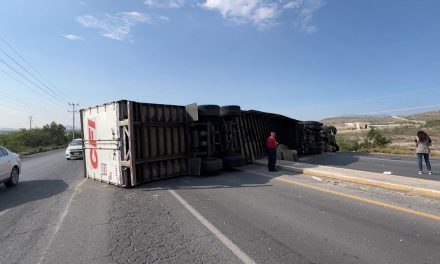 Trailer termina volcado y bloquea el libramiento Oscar Flores Tapia