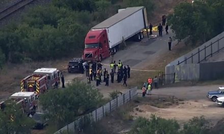 Encuentran tráiler abandonado con al menos 40 migrantes muertos en Texas