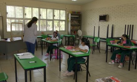 Supervisan que transportistas escolares cumplan con normas de sanidad