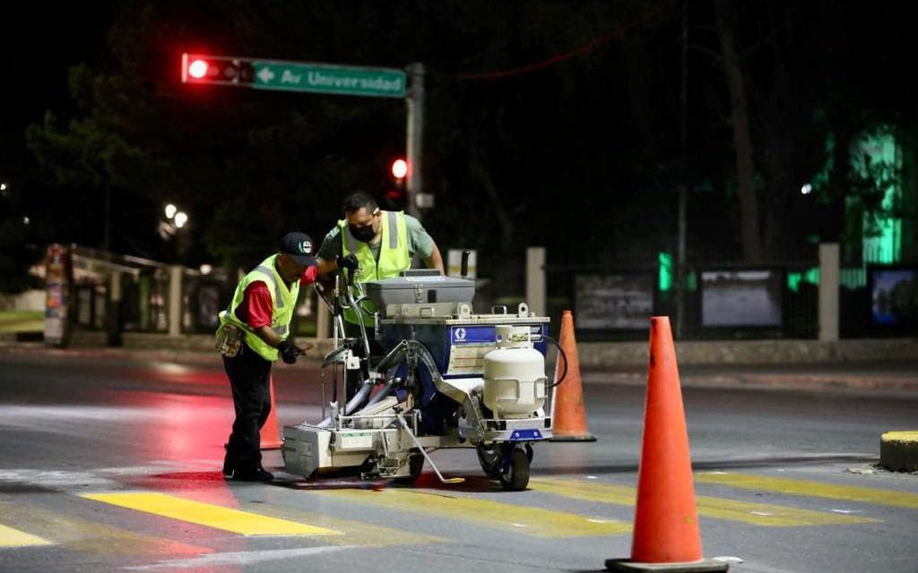 Pintan líneas peatonales con termoplástica en Saltillo