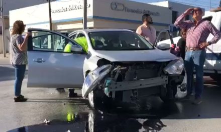 Alegan los dos luz verde; accidente entorpece tráfico en V. Carranza