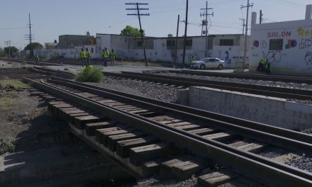 Dan mantenimiento a cruce de ferrocarril en Ramos Arizpe