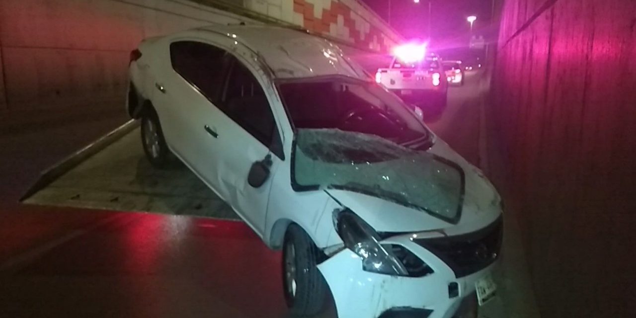 Joven termina volcado en Periférico por ir a exceso de velocidad