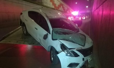 Joven termina volcado en Periférico por ir a exceso de velocidad