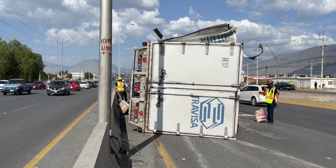 Regalos tardarán en llegar… vuelca camión de paquetería en Saltillo