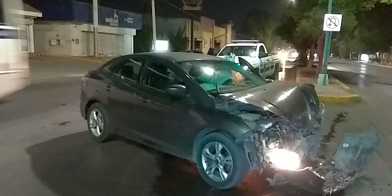 Se vuela el rojo y provoca choque en V. Carranza