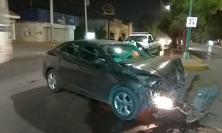 Se vuela el rojo y provoca choque en V. Carranza