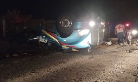 Vuelca tráiler y ueren dos personas en la carretera Saltillo-Torreón