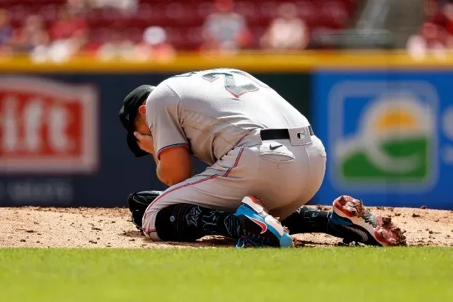 Espeluznante pelotazo en la cara recibe pelotero de Miami Marlins (video)