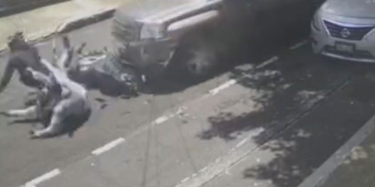 Le roban $100 mil, persigue a los ladrones y los arrolla en calles de la CDMX (video)