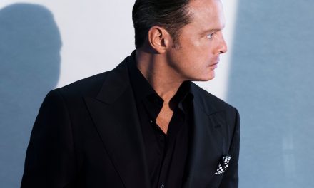 Reaparece Luis Miguel y se le ve más joven al lado de influencers