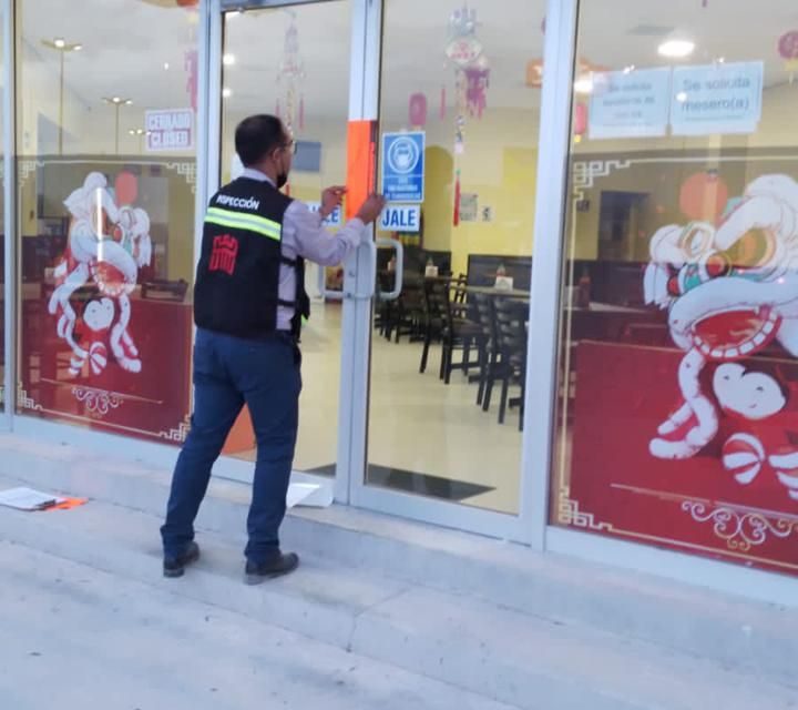 Cierran restaurante por riesgo en Torreón