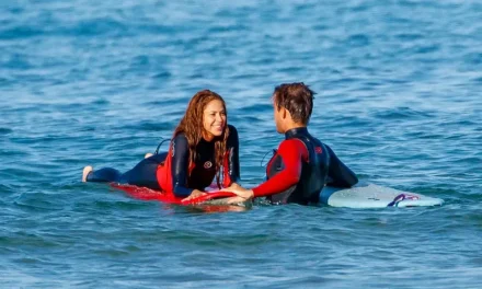 Shakira se relaja en vacaciones con buena compañía y todos preguntan: ¿quién es él?