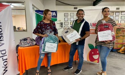 Entregan mochilas a estudiantes en Acuña