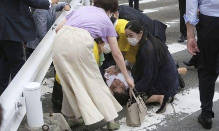 Es asesinado de dos balazos Shinzo Abe, ex primer ministro de Japón (Videos)
