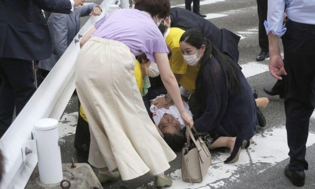 Es asesinado de dos balazos Shinzo Abe, ex primer ministro de Japón (Videos)