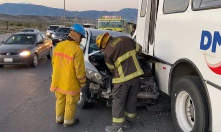 Hombre impacta contra de un transporte de personal y queda atrapado en su vehículo