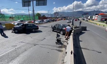 Accidente deja caos vial en periférico Luis Echeverria de Saltillo
