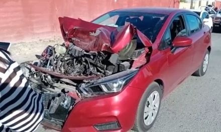 Se impacta contra transporte de personal estacionado y destroza su auto en Saltillo