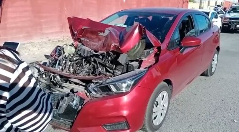 Se impacta contra transporte de personal estacionado y destroza su auto en Saltillo
