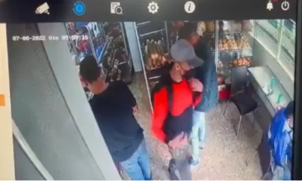 Asaltan panadería… no sabían que un cliente era policía en Colombia (video)
