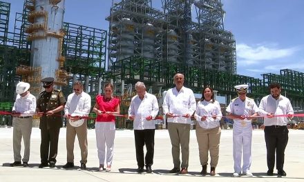 Inaugura AMLO la primer refínería construida por México en 43 años