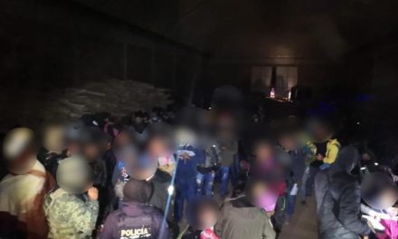 Rescatan en operativo a 225 migrantes en bodega del Estado de México